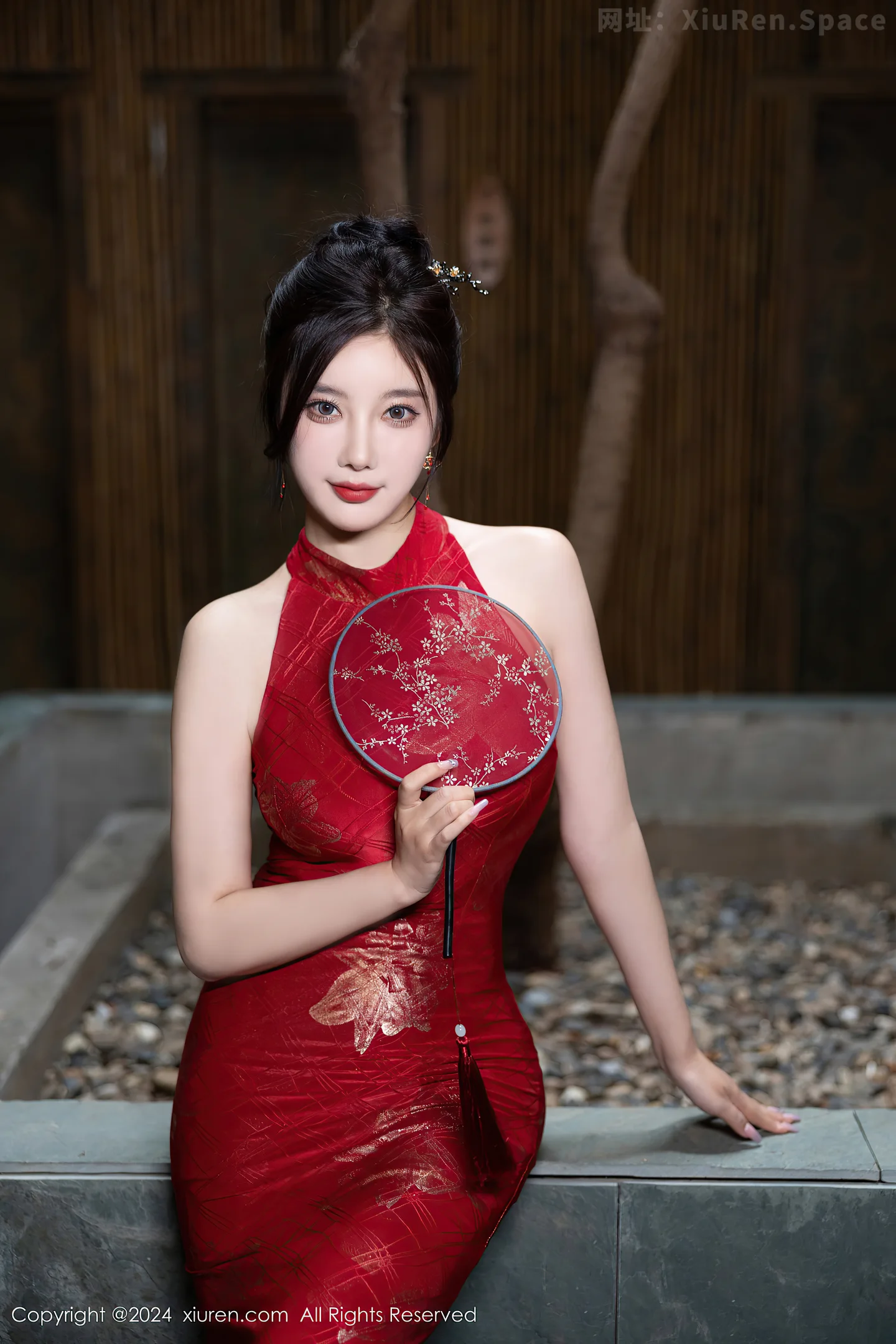 图片[5]-[XiuRen秀人网]VOL.8996 女神杨晨晨Yome性感红色长旗袍配黑丝吊袜秀丰腴身材诱惑写真81P-秀人网官方网站